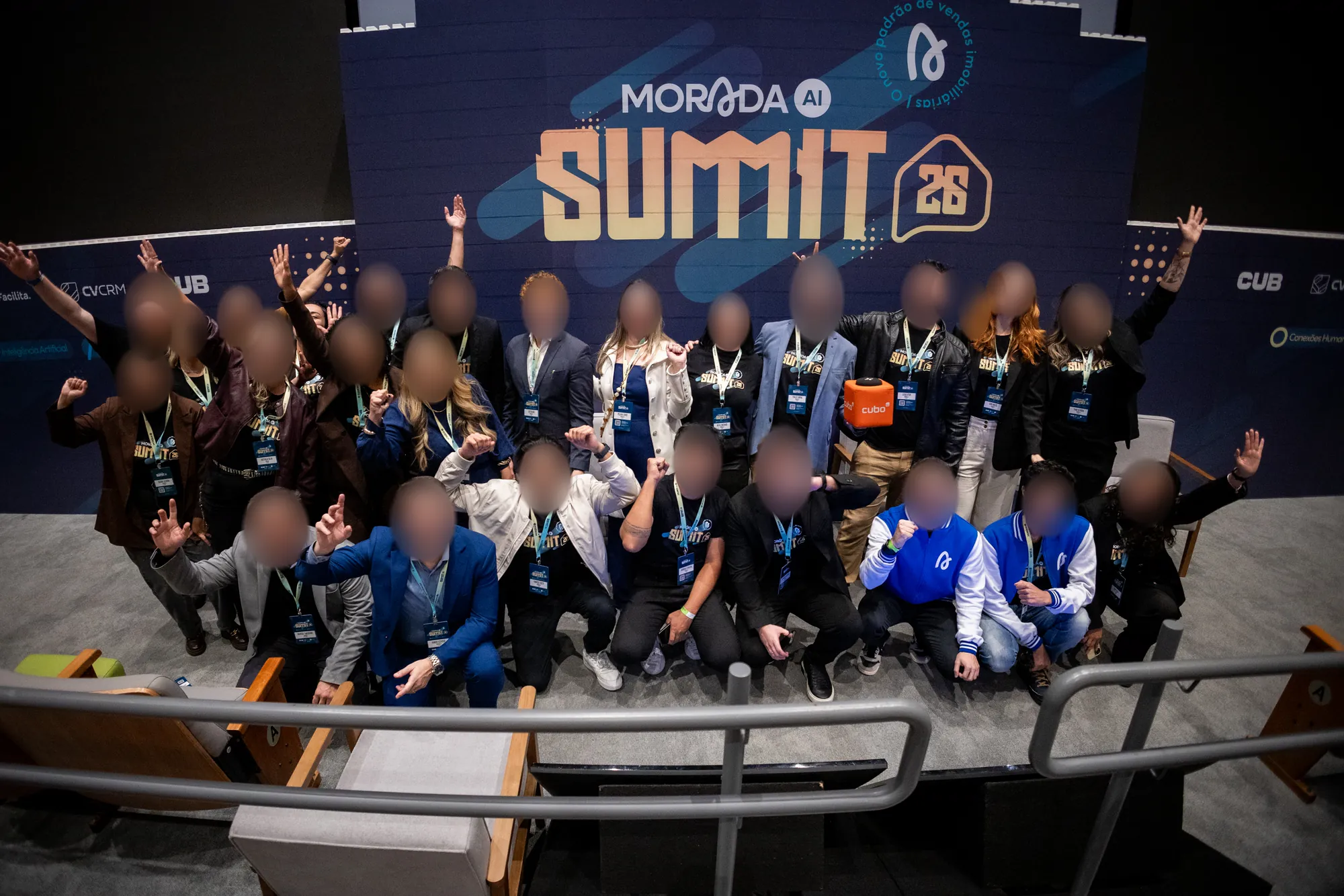 Equipe reunida diante do painel