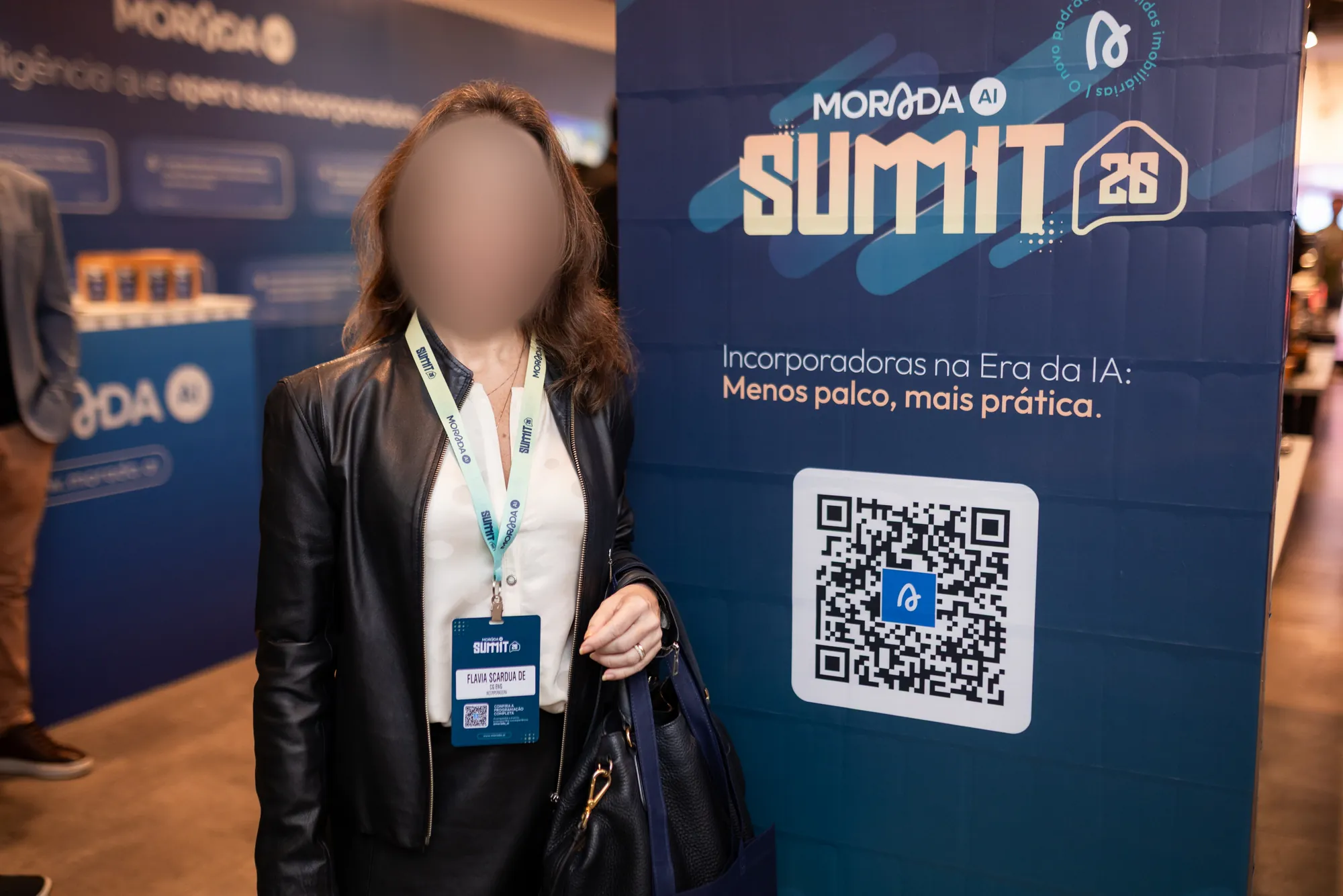 Participante diante do painel do evento