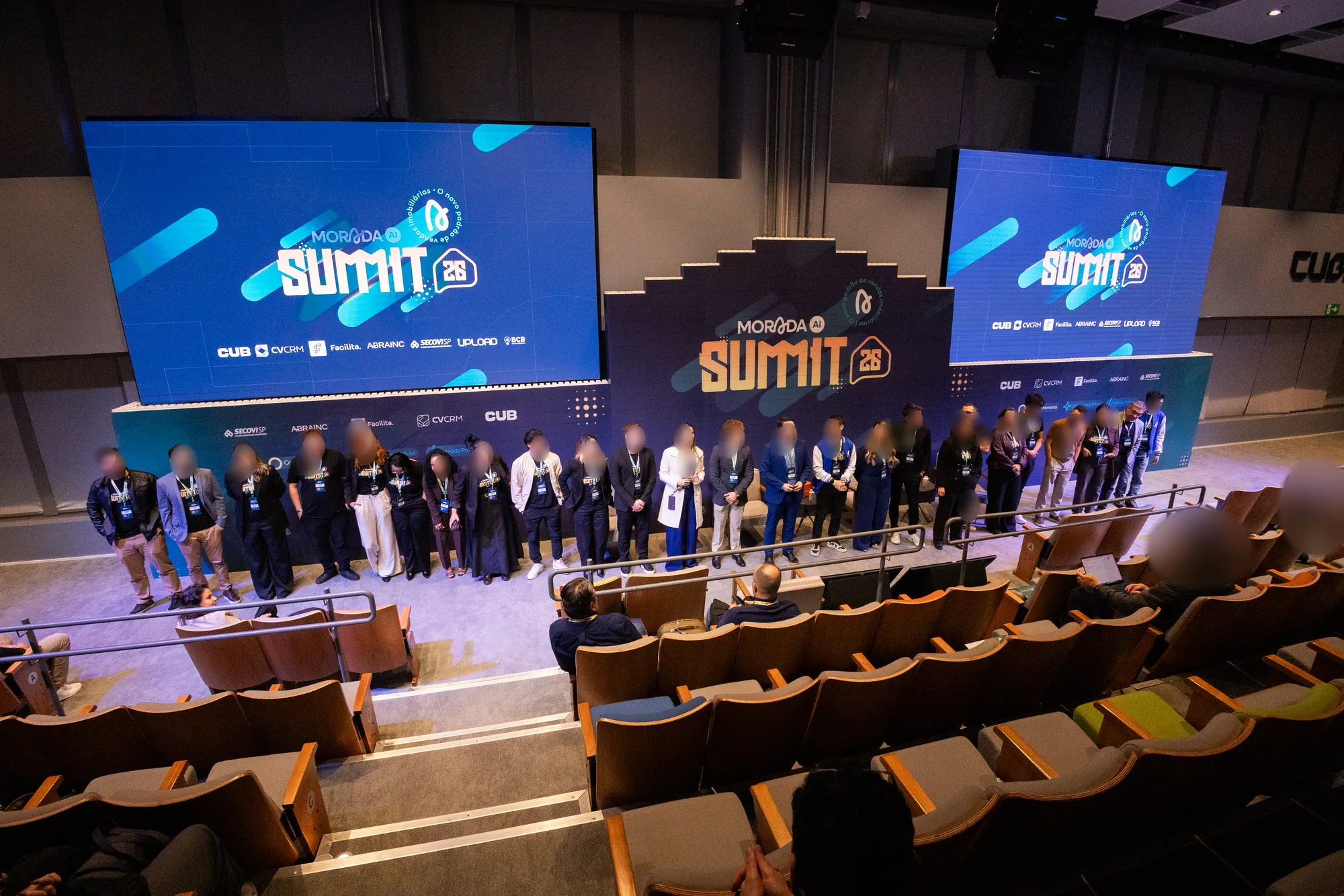 Palestrantes reunidos no palco